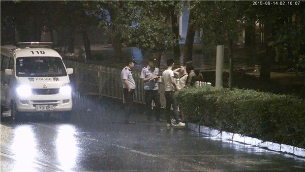 民警雨中對戴眼鏡、白T恤男及女孩進行盤查.jpg